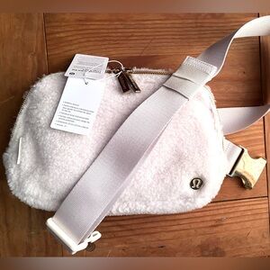 Lululemon Everywhere Belt Bag Large 2L Fleece | Cozy Neutral | NEW WITH TAGS